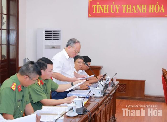 Giám đốc Sở Tài chính Lê Trọng Thụ trình bày tờ trình tại hội nghị.