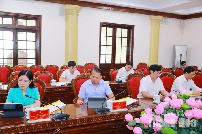 Các đồng chí Ủy viên Ban Thường vụ Tỉnh ủy dự hội nghị.