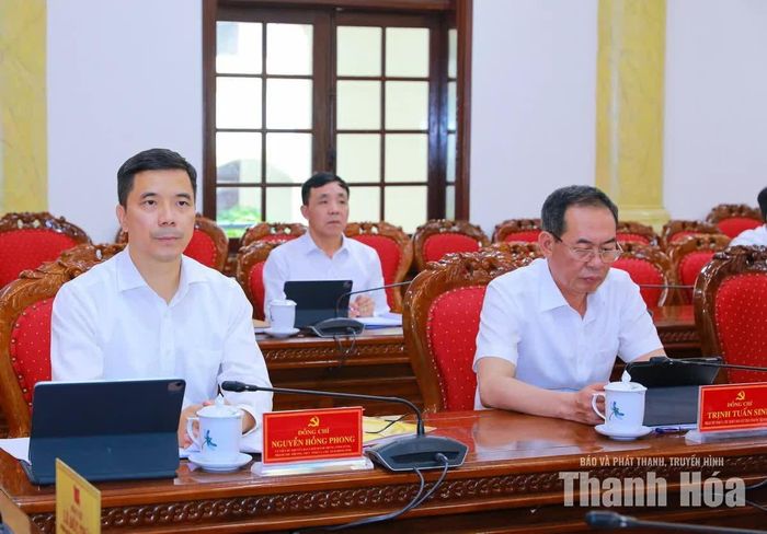 Phó Bí thư Thường trực Tỉnh ủy Nguyễn Hồng Phong và Phó Bí thư Tỉnh ủy Trịnh Tuấn Sinh dự hội nghị.