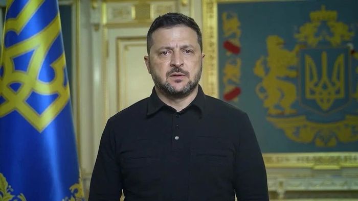 Tổng thống Ukraine Volodymyr Zelensky đã đề nghị EU đẩy nhanh một phần khoản vay hỗ trợ 90 tỷ euro dành cho giai đoạn 2026-2027 để giúp Kiev bù đắp khoảng trống tài chính. Nguồn: Euronews