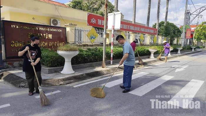 Cán bộ, viên chức và Nhân dân tham gia dọn vệ sinh môi trường tại các tuyến phố.