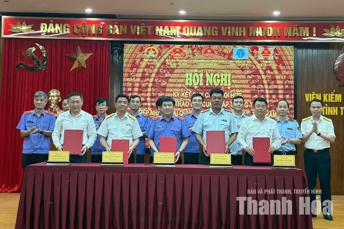 Lãnh đạo các đơn vị ký kết chương trình phối hợp.