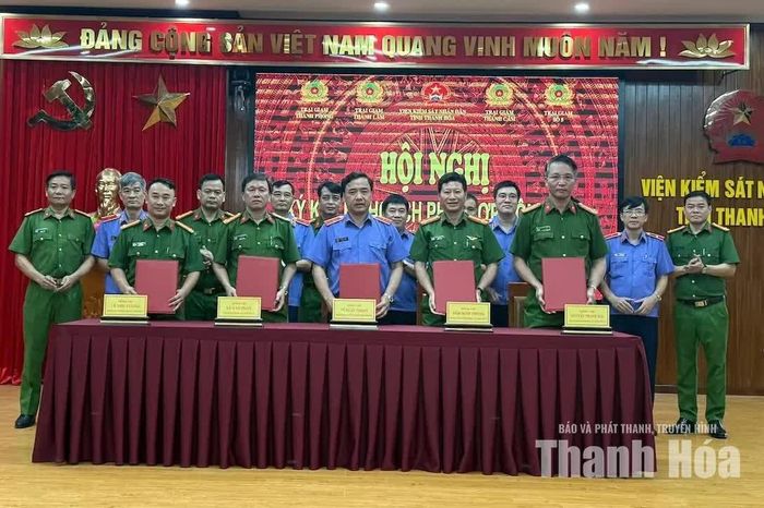 Lãnh đạo các đơn vị ký kết chương trình phối hợp.