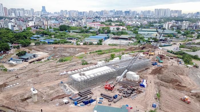Hàng loạt trụ cầu đã được triển khai, nhiều hạng mục hạ tầng kỹ thuật đang được khẩn trương hoàn thiện, hướng tới mục tiêu đưa toàn bộ công trình vào khai thác trước ngày 31/12/2026.