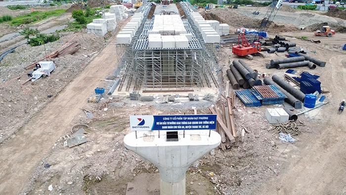 Hàng loạt trụ cầu đang dần mọc lên, tạo diện mạo mới cho công trình.