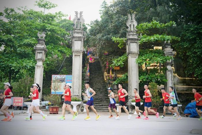 Những bước chạy đưa về phía chân núi Trường Lệ, nơi Đền Độc Cước uy nghiêm soi bóng xuống biển. Ảnh: Sầm Sơn Marathon