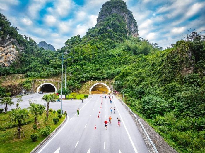 Không chỉ marathon, Việt Nam cũng sở hữu nhiều điều kiện để phát triển các giải triathlon, ultra marathon hay các sự kiện thể thao ngoài trời. Ảnh: Ha Long Bay Heritage Marathon
