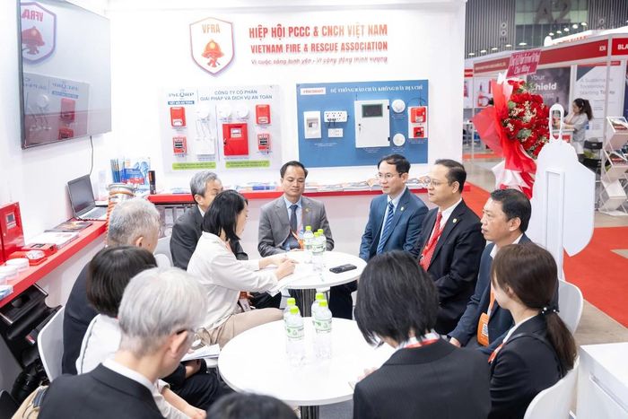 VFRA trao đổi với Hiệp hội thiết bị PCCC Nhật Bản tại triển lãm Secutech 2025. Ảnh: VFRA