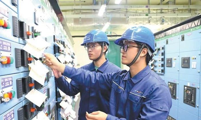 Kỹ sư kiểm tra tình trạng vận hành của các cơ sở cung cấp điện tại dự án. WANG YAJING/FOR CHINA DAILY