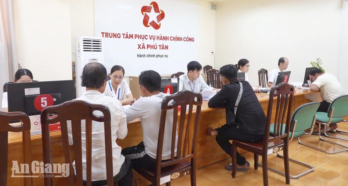 Người dân thực hiện thủ tục hành chính tại Trung tâm Phục vụ hành chính công xã Phú Tân. Ảnh: HỒNG BIÊN