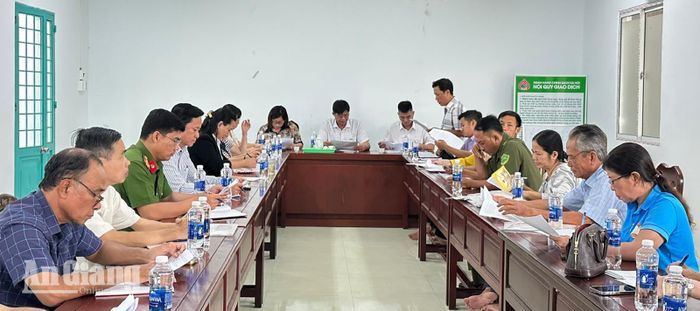 Thường trực Đảng ủy xã Định Hòa làm việc với Chi bộ ấp Châu Thành về công tác xây dựng Đảng. Ảnh: CẨM TÚ