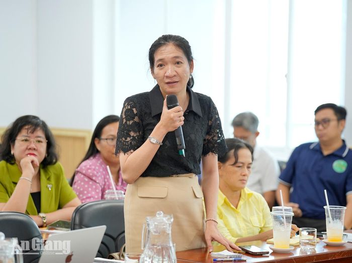 Giám đốc Trung tâm Dịch vụ Tổng hợp xã Vĩnh Thuận Nguyễn Thị Nghi Xuân phát biểu tại hội thảo.