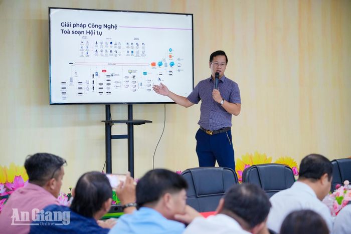Chuyên gia Đỗ Hải Long, Giám đốc kinh doanh Công ty MediaTech giới thiệu về giải pháp công nghệ, dịch vụ đáp ứng nhu cầu các cơ quan báo chí trong quá trình sáp nhập tại hội thảo.
