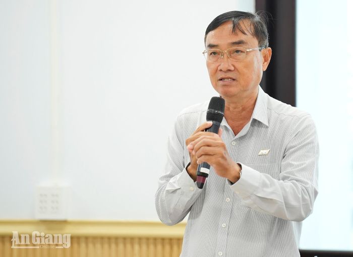 Phó Giám đốc Báo và phát thanh, truyền hình An Giang Đỗ Quốc Bửu phát biểu tại hội thảo.