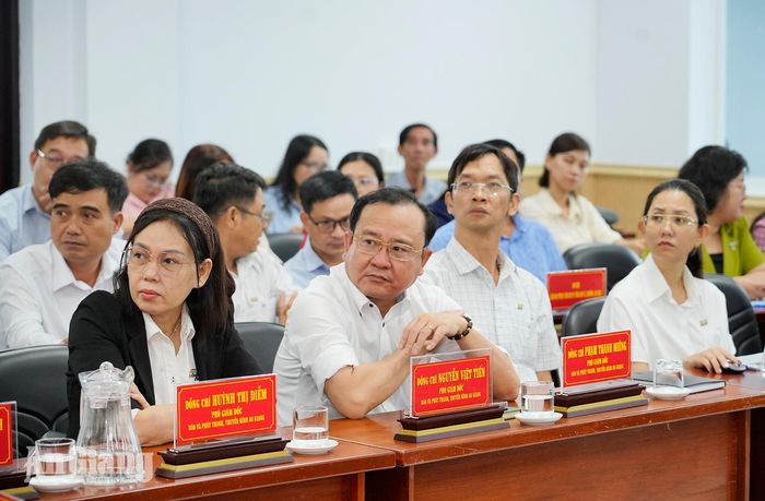 Lãnh đạo Báo và phát thanh, truyền hình An Giang dự hội thảo.