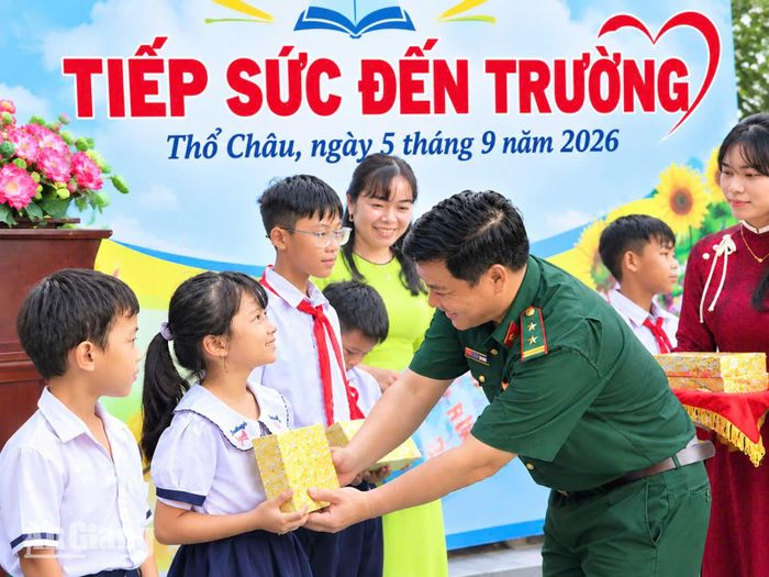 Học sinh Trường Tiểu học và THCS Thổ Châu nhận học bổng từ nhà hảo tâm tài trợ.