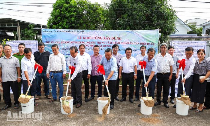 Đại biểu thực hiện nghi thức khởi công xây dựng cầu Ngang Kênh Zero.