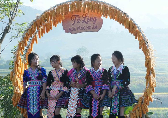  Thiếu nữ Mông với trang phục truyền thống đi chơi Ngày hội “Mùa vàng Tả Lèng - Hương lúa giữa non cao”. 