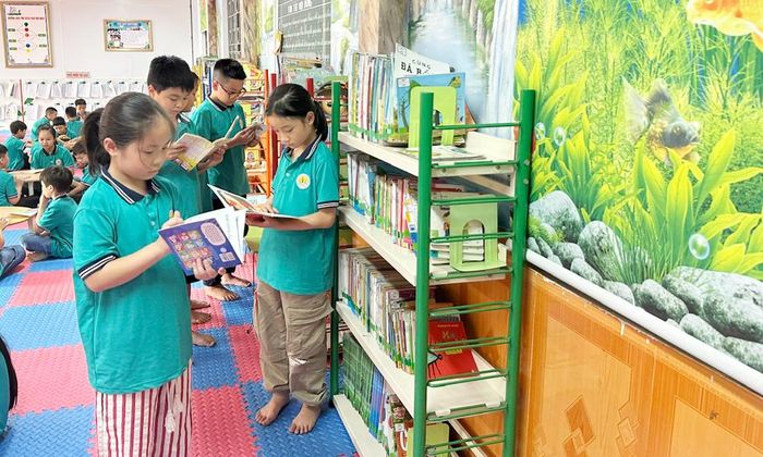 Học sinh Trường Tiểu học Hiệp Hòa số 1 đọc sách tại thư viện nhà trường.
