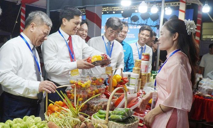 Các đồng chí lãnh đạo phường Nếnh tham quan gian trưng bày sản phẩm OCOP tại hội chợ xúc tiến thương mại - dịch vụ và đầu tư do phường tổ chức. Ảnh: Nguyễn Hạnh.