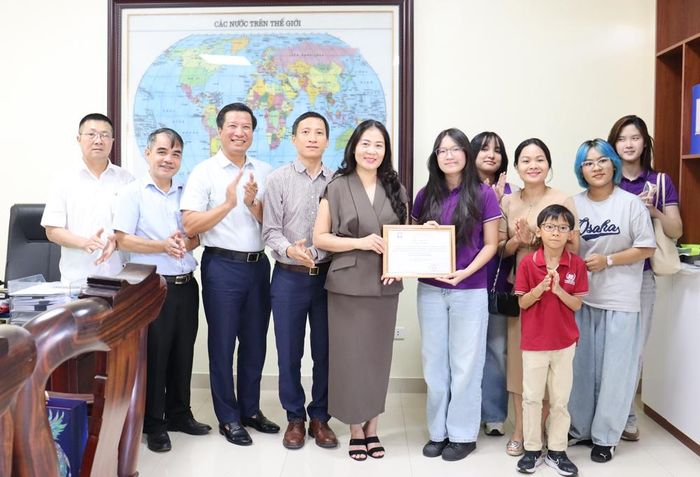  Lãnh đạo Trung tâm Giáo dục chuyên biệt và Bảo trợ xã hội tỉnh trao Thư cảm ơn tới em Phạm Hà Vy.  