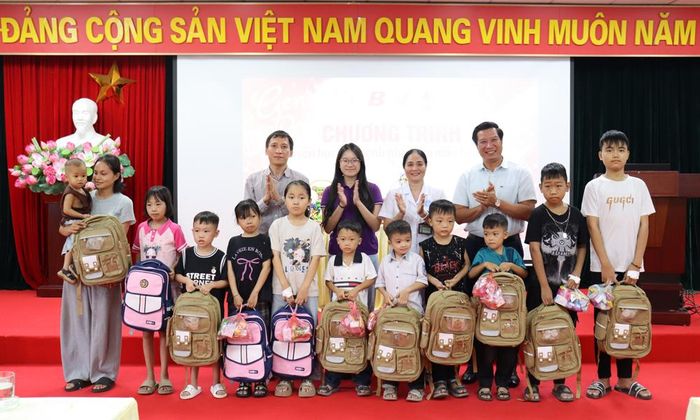  Các bệnh nhi tan máu bẩm sinh được tặng phần quà khuyến học ý nghĩa ngay đầu năm học mới. 