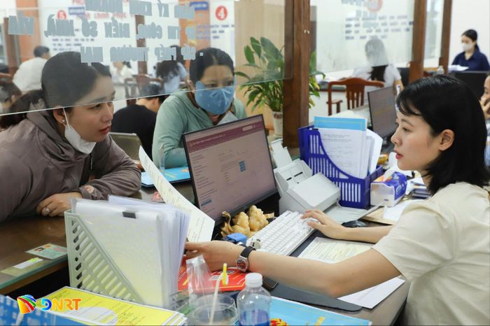 Thực hiện mô hình chính quyền địa phương 2 cấp, bộ máy hành chính ở cấp xã hoạt động theo phương thức nhanh, minh bạch và gần dân hơn. TRONG ẢNH: Giải quyết thủ tục hành chính cho người dân tại Trung tâm Phục vụ hành chính công phường Hòa Khánh. Ảnh: NGỌC PHÚ