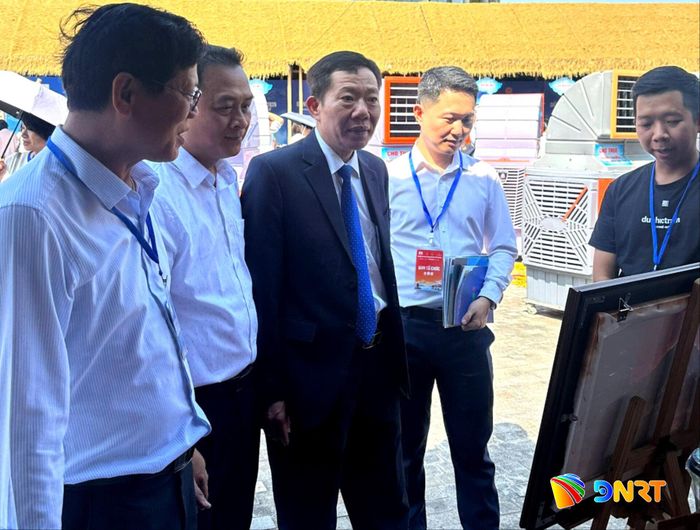 Ông Đinh Văn Phúc (bìa trái) giới thiệu các sản phẩm đặc trưng của thành phố Đà Nẵng với đại biểu Nhật Bản. Ảnh: PHÚC ĐINH