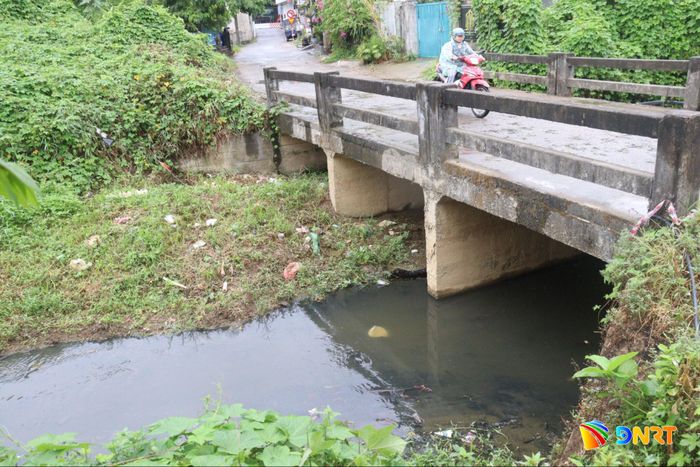 Tuyến mương thoát nước đoạn từ đường Hoàng Văn Thái đến đường Đà Sơn 2 (phường Hòa Khánh) thường xuyên bị nước thải chảy tràn, gây ô nhiễm môi trường. Ảnh: HOÀNG HIỆP