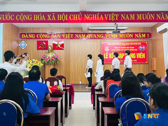 Tổ chức kết nạp Đảng viên cho các quần chúng ưu tú là học sinh năm 2026.