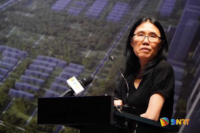 GS. Xuân Thảo Nguyễn (Trường Luật, Đại học Washington, Hoa Kỳ) giới thiệu tổng quan về các quỹ đầu tư và tài chính quốc tế. Ảnh: VINH ANH