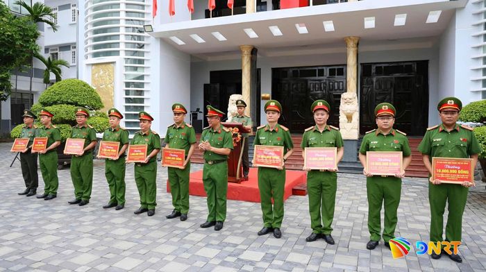 Nhiều tập thể, cá nhân được khen thưởng tại lễ chào cờ. Ảnh: A.KHÔI