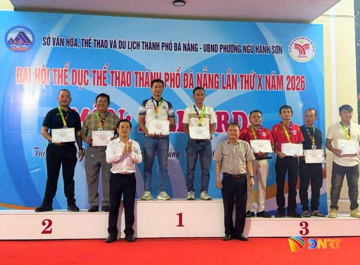 Ban tổ chức trao giải cho các vận động viên đạt thành tích xuất sắc. Ảnh: THÀNH DANH