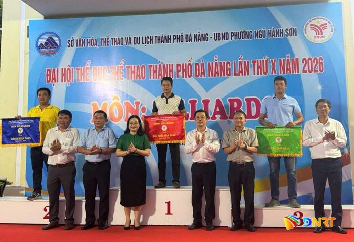 Ban tổ chức trao giải toàn đoàn. Ảnh: THÀNH DANH