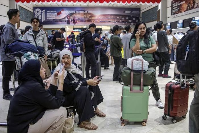 Hàng nghìn hành khách mắc kẹt tại sân bay ở Indonesia do núi lửa phun trào. Ảnh: AFP