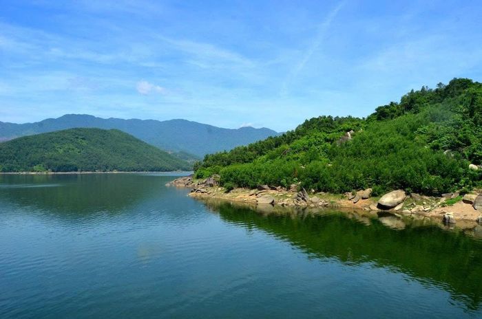 Một góc hồ Đồng Nghệ (xã Hòa Tiến). Ảnh: Xã Hòa Tiến