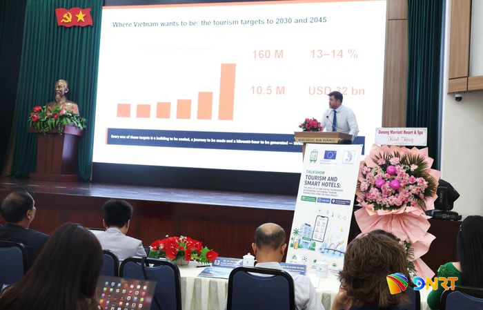 PGS.TS Vladimir Tanasiev thuộc Đại học Khoa học và Công nghệ Quốc gia Bucharest, Điều phối dự án SOHO chia sẻ tại tọa đàm. Ảnh: NGỌC HÀ