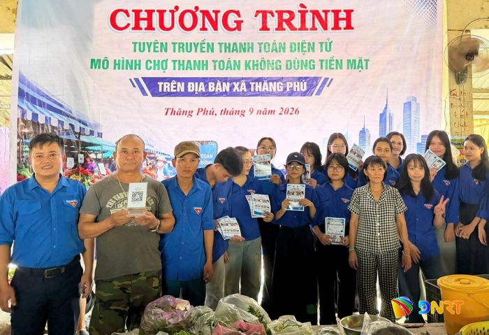 Trao tặng 50 bảng mã QR cho tiểu thương tại 2 chợ trên địa bàn xã Thăng Phú. Ảnh: TRUNG THỰC