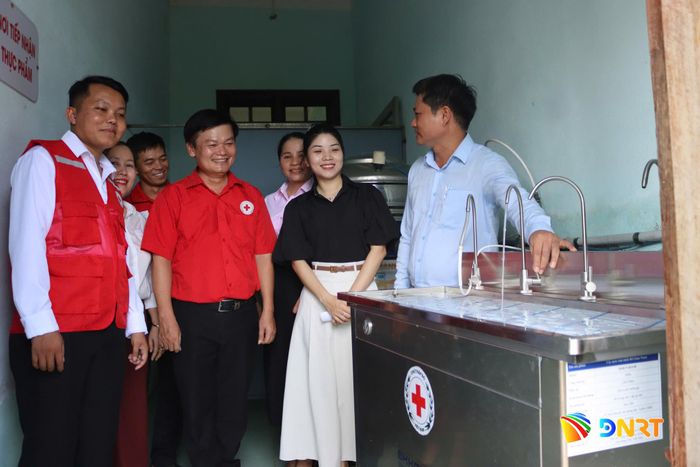 Dự án “Hỗ trợ phục hồi tái thiết trong trường học bị ảnh hưởng bởi mưa lũ năm 2025 tại thành phố Huế và thành phố Đà Nẵng” hỗ trợ thiết bị nước sạch cho trường học vùng lũ. Ảnh: XUÂN SƠN