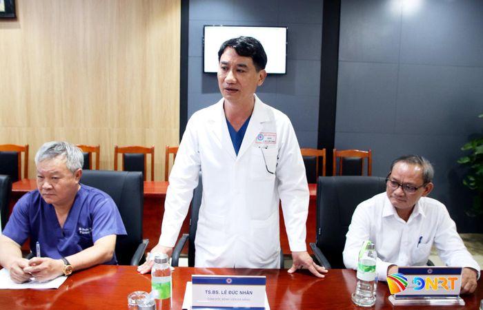 Giám đốc Bệnh viện Đà Nẵng Lê Đức Nhân báo cáo tại buổi làm việc. Ảnh: TRỌNG HUY