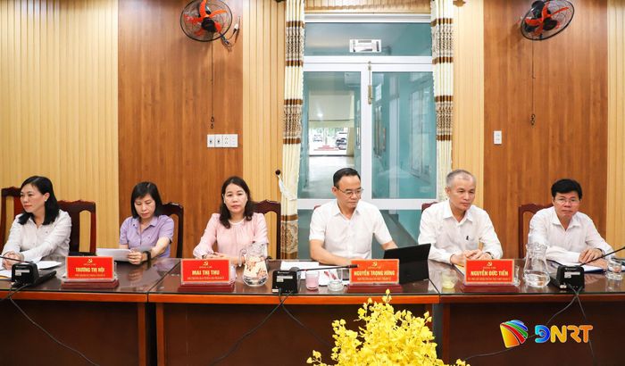 Lãnh đạo các ban, ngành thành phố dự buổi làm việc. Ảnh: NGỌC PHÚ