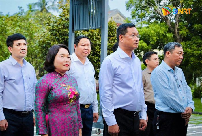 Bí thư Thành ủy Lê Ngọc Quang (thứ 2, từ phải sang) cùng đoàn công tác tại Khu lưu niệm Chủ tịch Hội đồng Nhà nước Võ Chí Công ở thôn Khương Mỹ. Ảnh: ALĂNG NGƯỚC