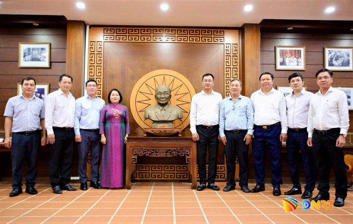 Đoàn công tác chụp ảnh lưu niệm bên trong không gian trưng bày hiện vật tại Khu lưu niệm đồng chí Võ Chí Công. Ảnh: ALĂNG NGƯỚC