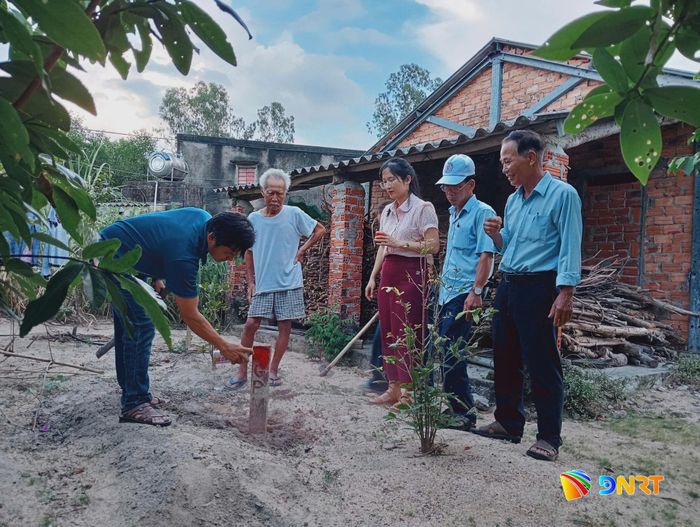 Xã Quế Sơn Trung hướng dẫn người dân cắm mốc, xác định ranh giới tứ cận thửa đất vào tháng 5/2026. Ảnh: DUY THÁI