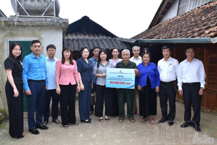 Gia đình ông Cà Văn Hặc, bản Cang Hoa, xã Nà Tấu nhận hỗ trợ kinh phí làm nhà của Đoàn ĐBQH tỉnh.