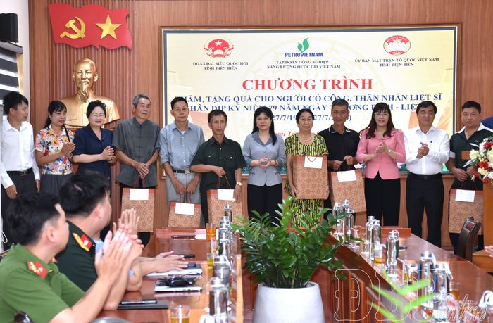 Các gia đình chính sách xã Quài Tở nhận quà của Đoàn ĐBQH tỉnh.