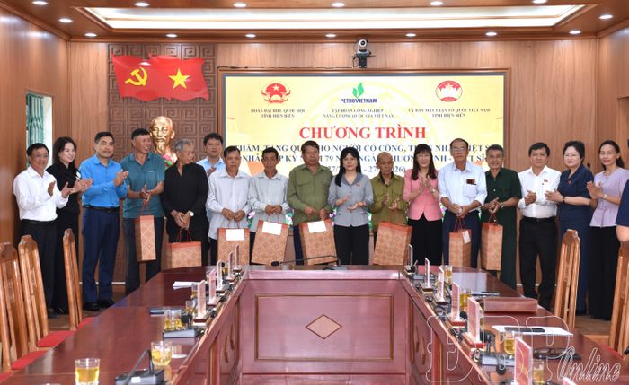 Các gia đình chính sách xã Nà Tấu nhận quà của Đoàn ĐBQH tỉnh.