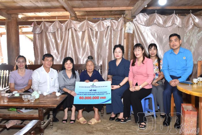 Gia đình bà Cà Thị Sưới, bản Xuân Ban, xã Quài Tở nhận hỗ trợ kinh phí làm nhà của Đoàn ĐBQH tỉnh.