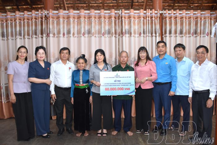 Gia đình ông Quàng Văn Khôm, bản Nà Tấu, xã Nà Tấu nhận hỗ trợ kinh phí làm nhà của Đoàn ĐBQH tỉnh.