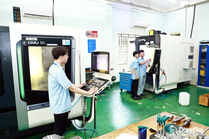 Sinh viên Trường cao đẳng Công nghệ quốc tế Lilama 2 trong giờ thực hành.